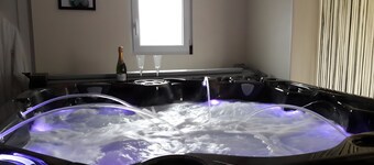 Cottage with Private Spa and Pool