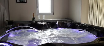 Cottage with Private Spa and Pool