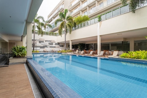 Apto Pet Friendly c 2 su tes e Garagem na Barra