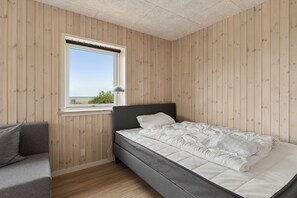 3 bedrooms, WiFi (free) - Renovated beach house with unique location (Bjert)