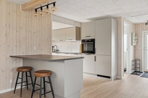 Coffee/tea maker, fridge, microwave, oven - Renovated beach house with unique location (Bjert)