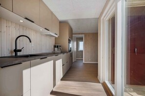 ثلاجة، فرن، موقد طهي مسطح، غسالة أطباق