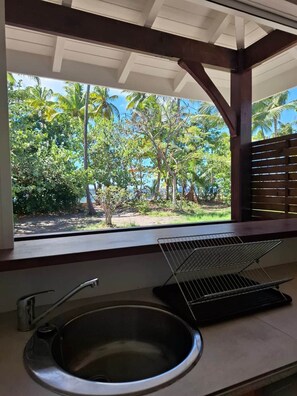 Fridge, microwave, oven, stovetop - Beach bungalow: Thazard (Le Carbet)