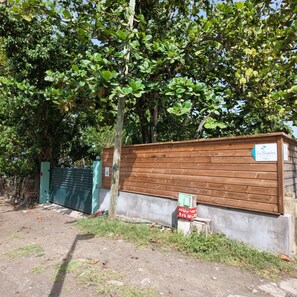 Ein Holzgebäude mit einem Schild, das 'Les Bungalows de la plage' anzeigt.