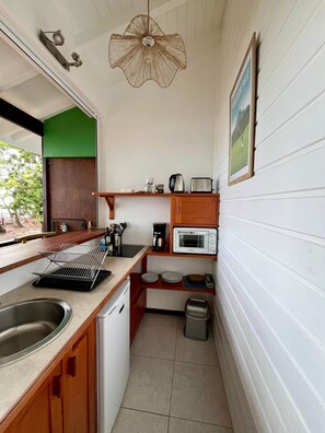 Fridge, microwave, oven, stovetop - Beach bungalow: Barracuda (Le Carbet)