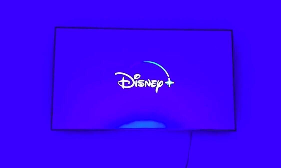 Das Disney+-Logo vor blauem Hintergrund.