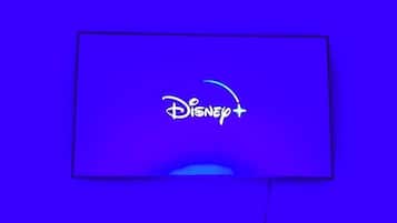Das Disney+-Logo vor blauem Hintergrund.