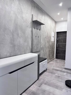 A modern kitchen with a grey countertop, white cabinets, and a black backsplash. - Modern apartment with all amenities, luxury as standard! Amost addictive pod! (Krosno Odrzańskie)