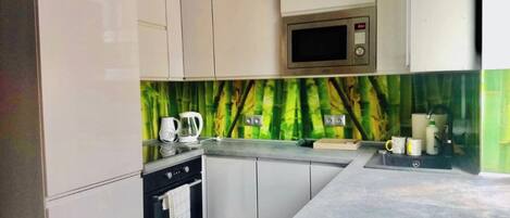 Een microgolfoven, een oven, een vaatwasser