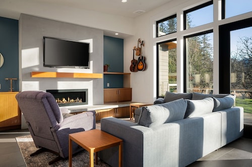 Bellingham Adventure Home: 4BR Retreat w/ Yard Near Trails