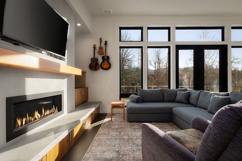 Bellingham Adventure Home: 4BR Retreat w/ Yard Near Trails