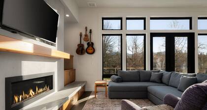 Bellingham Adventure Home: 4BR Retreat w/ Yard Near Trails