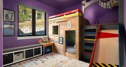 Bellingham Adventure Home: 4BR Retreat w/ Yard Near Trails