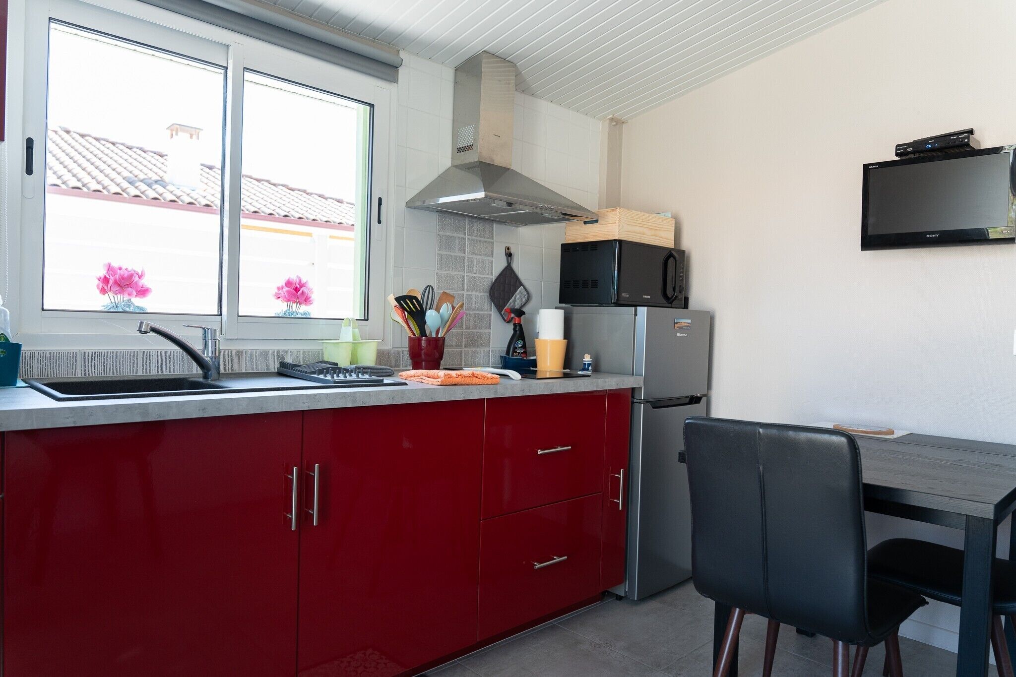 Réfrigérateur, four à micro-ondes, surface de cuisson, cafetière-théière