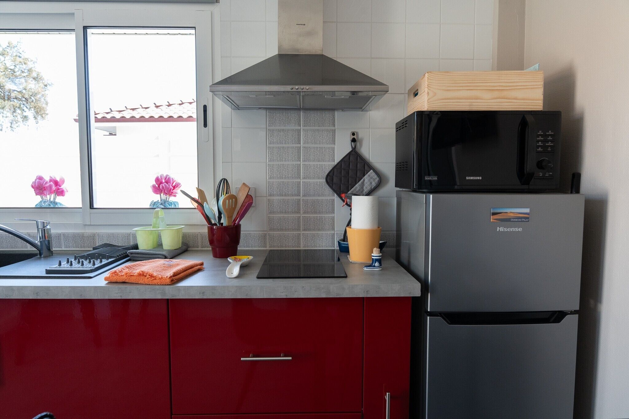 Kühlschrank, Mikrowelle, Herdplatte, Wasserkocher mit Kaffee-/Teezubehör