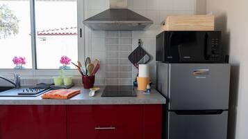 KĂŒhlschrank, Mikrowelle, Herdplatte, Wasserkocher mit Kaffee-/Teezubehör