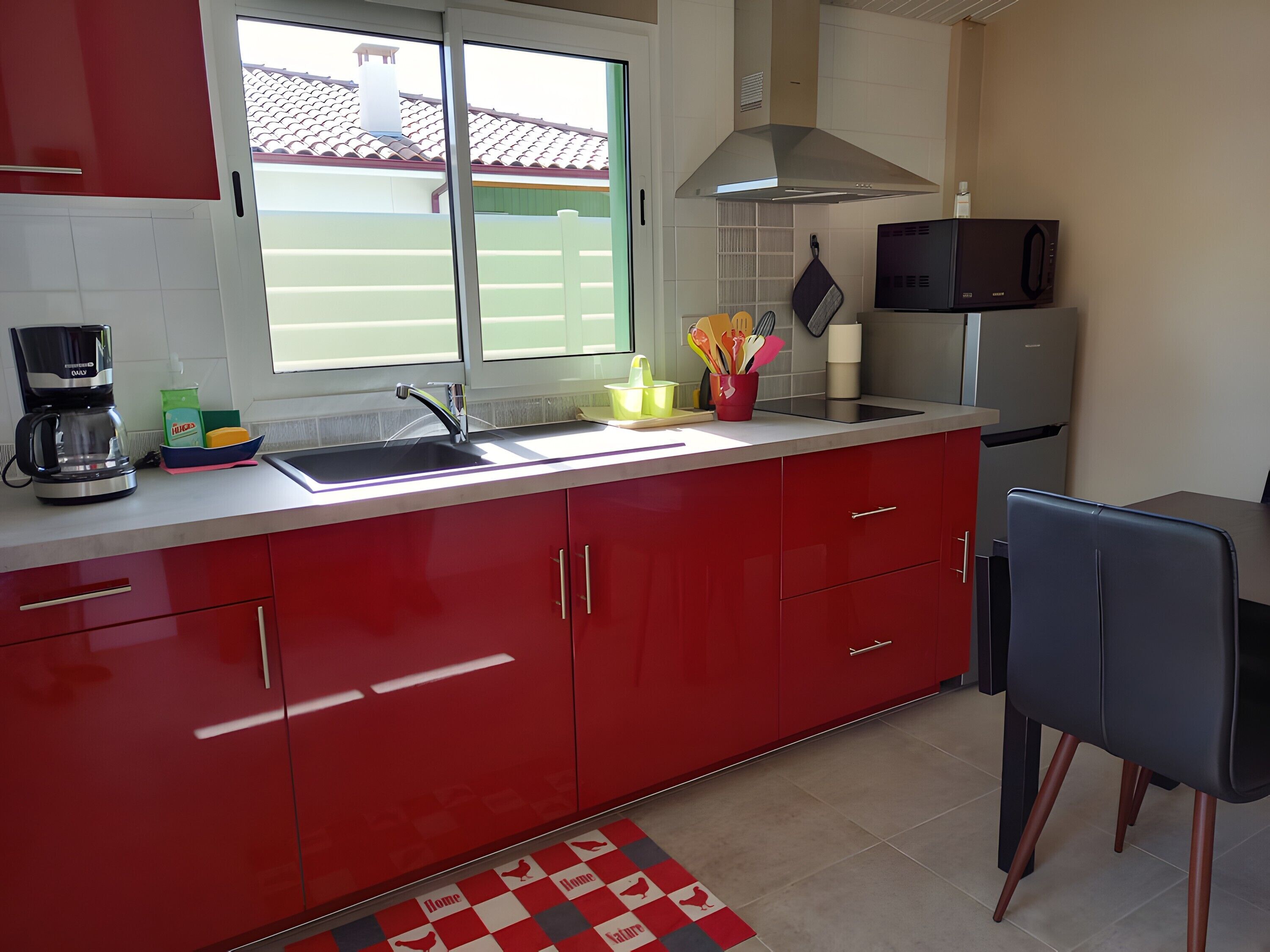 Kjøleskap, mikrobølgeovn, kokeplater og kaffetrakter/tekoker