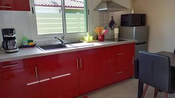 Kjøleskap, mikrobølgeovn, kokeplater og kaffetrakter/tekoker