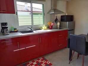 Kjøleskap, mikrobølgeovn, kokeplater og kaffetrakter/tekoker