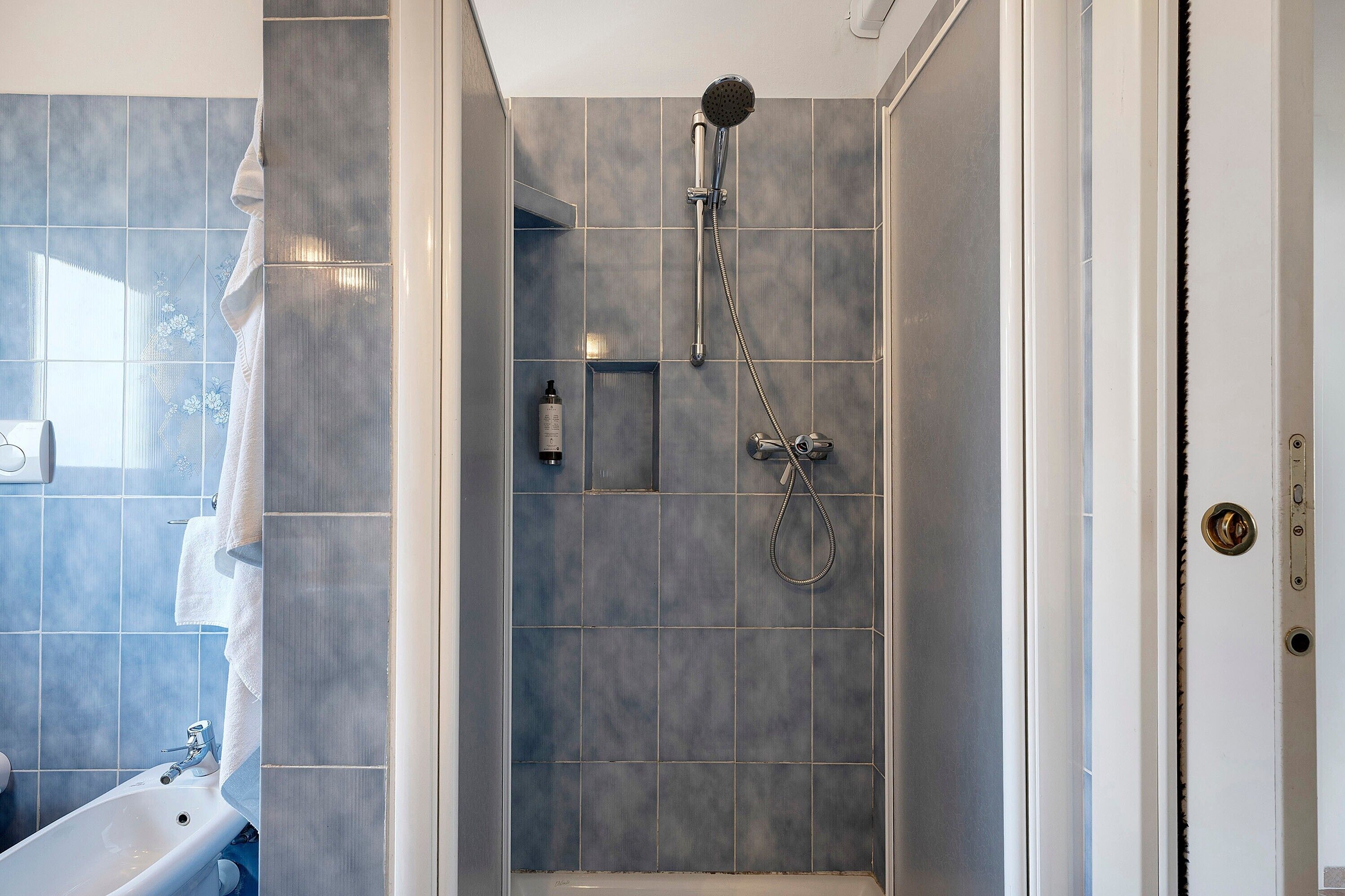 Dusche, Haartrockner, Handtücher, Toilettenpapier