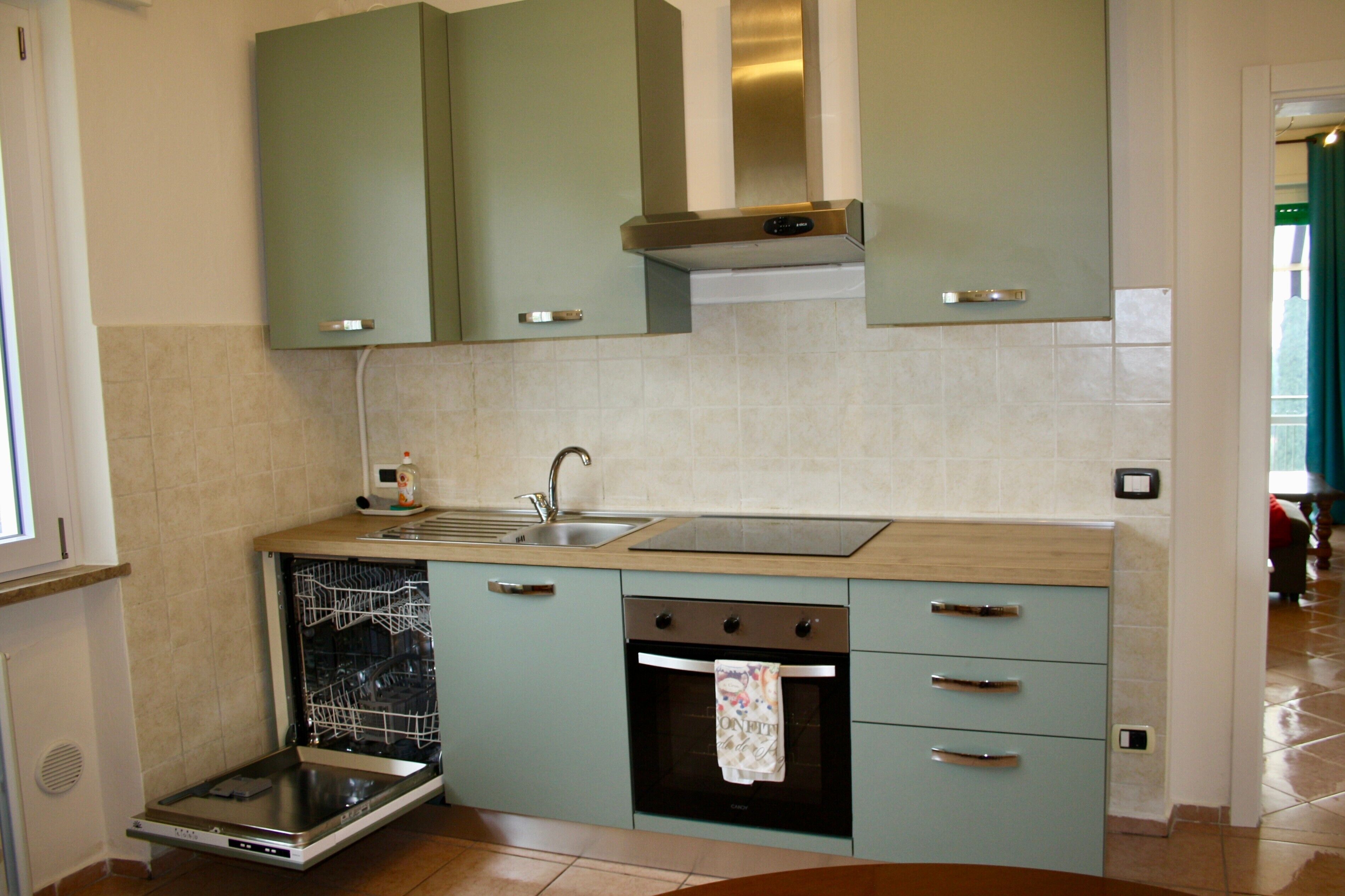 Fridge, oven, stovetop, dishwasher