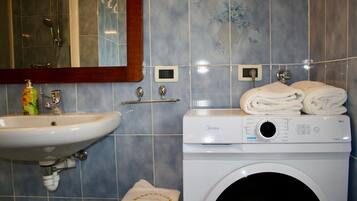 Douche, sĂšche-cheveux, serviettes fournies, papier toilette