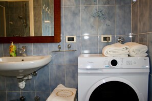 Een douche, een haardroger, handdoeken, toiletpapier