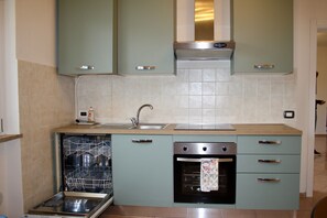 Frigorífico, horno, placa de cocina y lavavajillas