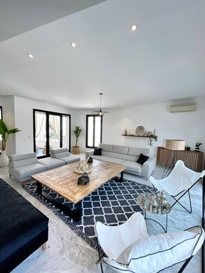 Apartment, 3 Schlafzimmer, Raucher, Balkon | Wohnbereich