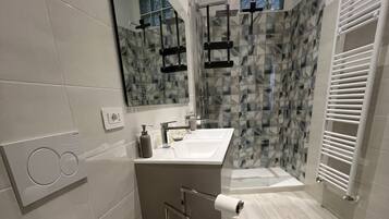 Dusche, Haartrockner, Handtücher