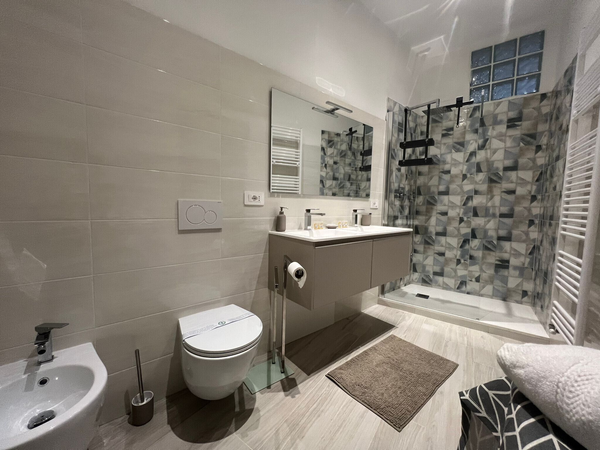 Doccia, asciugacapelli, asciugamani