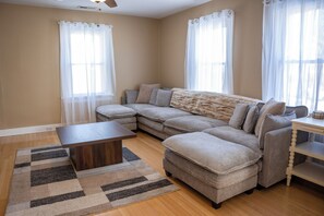 Living area - Ann Inn - Downtown New Milford Apartment (New Milford)