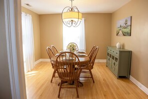 Dining - Ann Inn - Downtown New Milford Apartment (New Milford)