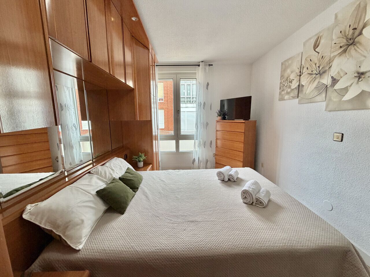 1 dormitorio, tabla de planchar con plancha, ropa de cama