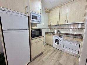 Kühlschrank, Mikrowelle, Wasserkocher mit Kaffee-/Teezubehör