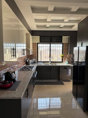 Private kitchen - Perfect 2-bedroom apartment with AC in lovely Amman (Amman)