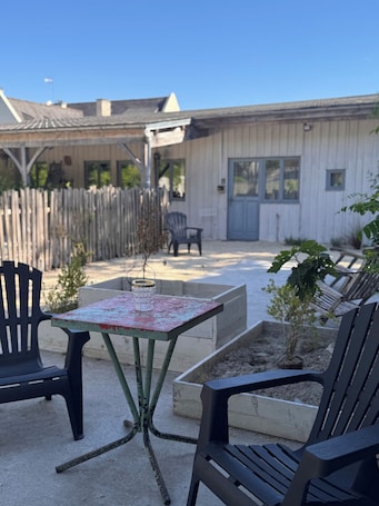 Double Room, Garden View | Garden view. Motel - Usine à Gaz
