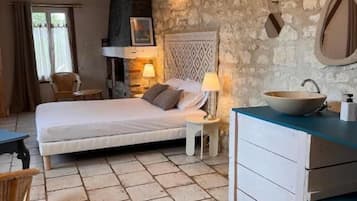 Desk, laptop workspace, free WiFi