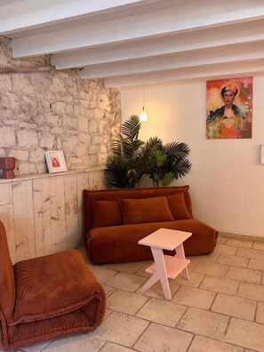 Habitación de diseñador, vista al jardín | Interior