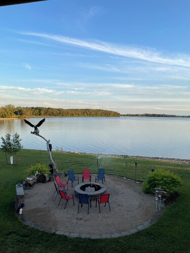 Log home on Roy Lake, 5 bed, 3 bath, sleeps 10