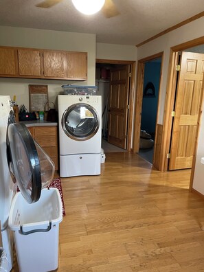 Interior - Log home on Roy Lake, 5 bed, 3 bath, sleeps 10 (Lake City)