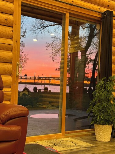 Log home on Roy Lake, 5 bed, 3 bath, sleeps 10