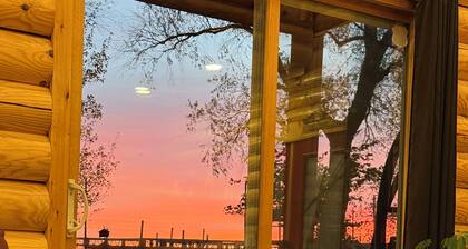 Log home on Roy Lake, 5 bed, 3 bath, sleeps 10