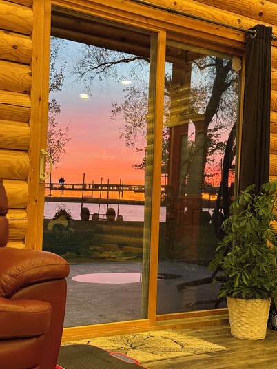 Log home on Roy Lake, 5 bed, 3 bath, sleeps 10