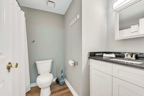 Douche, sèche-cheveux, serviettes fournies, shampoing