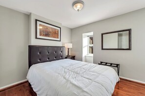 3 habitaciones, tabla de planchar con plancha, wifi y ropa de cama 