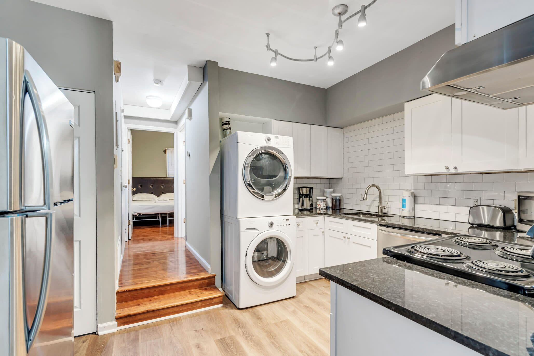 Geladeira, micro-ondas, fogão, cooktop