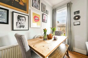 Dining - The Vintage Cove (Greater London)