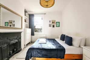 2 bedrooms, iron/ironing board, WiFi, bed sheets - The Vintage Cove (Greater London)