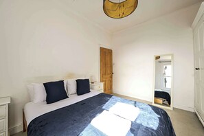 2 chambres, fer et planche à repasser, Wi-Fi, draps fournis
